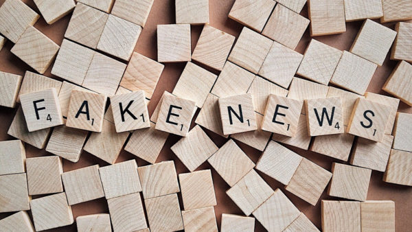 アイキャッチ:ブロックに書かれた"FAKE NEWS"